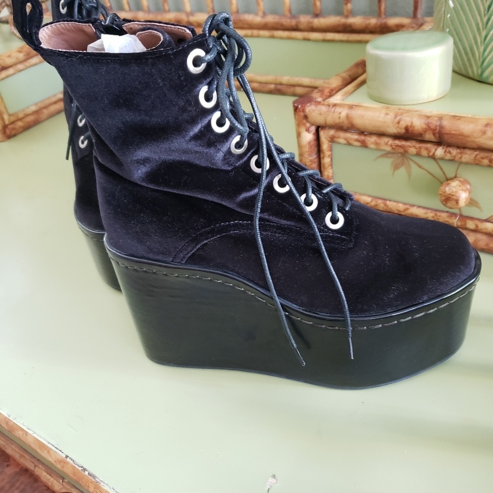 Lace up platform wedge boots in blk. Velvet. New.